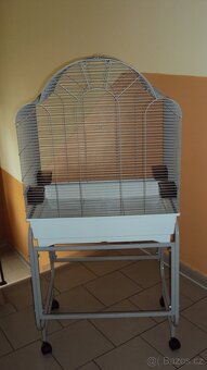 Klec pro střední papoušky . - 2