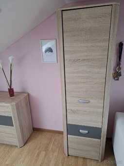Psací stůl, komody a skříň - 2