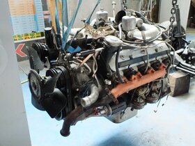 Prodám motor Rolls Royce V8 6,75 včetně převodovky - 2