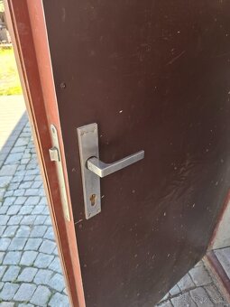 Masiv vstupní dveře vč rámu,připravené k odvozu - 2