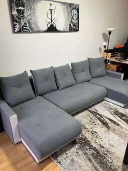 Šedý rozkladatelný gauč s úložným prostorem - 2