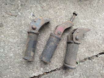 tři stupačky asi jawa pérák nebo 500 OHC - 2