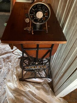 Starý šicí stroj Minerva - 2