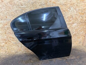 KOMPLETNĚ NASTROJENÉ PRAVÉ ZADNÍ DVEŘE BMW E90 318D 475 - 2