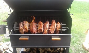 Prodám zahradní gril na kýtu,krůtu, pečení na roštu, kameni - 2