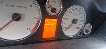 Prodám náhradní díly na Peugeot 407. Rhr. Najeto 111tis. - 2