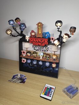 Kinder Joy figurky - edice Stranger Things + polička - 2