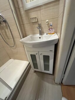 Umyvadlo se skříňkou+zrcadlo - 2