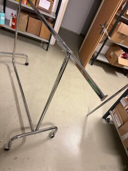 Vešak stander na ramínka - 2