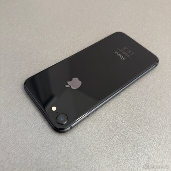 iPhone 8 64GB, pěkný stav, 12 měsíců záruka - 2