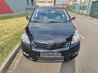 Toyota Verso 2.2D prémium 7 míst dovoz Švýcarsko - 2