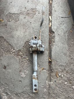 Prodám originál točící sloupek hydrauliky naZETOR25 - 2