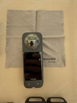 Téměř nová akční 360 kamera Insta360 X4 s příslušenstvím - 2