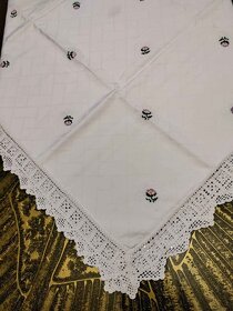 Růžičky vyšívané na brokátovém ubruse lemovaném háčkovanou k - 2