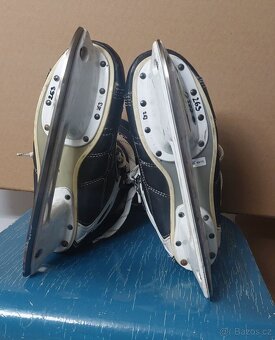 Hokejové brusle, chrániče, kalhoty, rukavice - 2