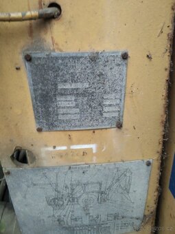 Ostrowek traktorbagr - zbytek - na náhradná díly - 2