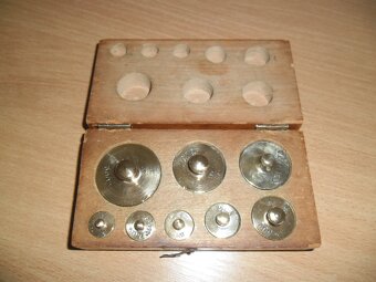 staré mosazné závaží k váhám - kompletní - 2