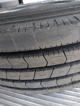 Pneu Dunlop 235/75 R 17,5 - 2