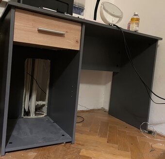 Dva psací stoly a kulatý stůl - 2