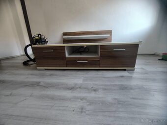 Prosklená skříň a tv stolek - 2
