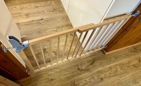 Dřevěná bezpečnostní zábrana 70 x 75-110 cm - 2