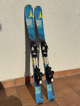 Dětské lyže a přezkáče Atomic
 - 2