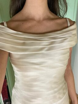 Nové společenské dlouhé hedvábné úzké minimalistické šaty - 2