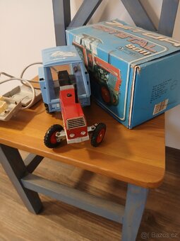 Stará hračka traktor krystal - 2