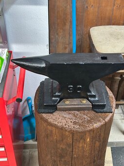 Prodám kovadlina 30 kg se špalkem po renovaci - 2