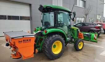 John Deere 3046R so zimnými nadstavbami - 2
