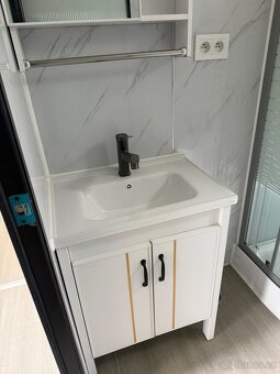 Sprchový kout(box), záchod, umyvadlo se skříňkou a zrcadlem - 2
