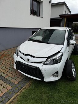 Toyota Yaris 1.5 Hybrid 55kw automat rok 2014 - 2