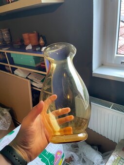 Skleněná žlutá váza - 2