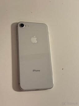 iPhone 8 64gb Silver, 77% batarie Rozbito Sklo. - 2