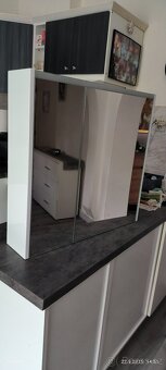 Prodám koupelnovou skříňku s Led osvětlením. - 2