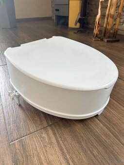 Zvýšené WC sedátko s víkem – 15 cm, téměř nové - 2