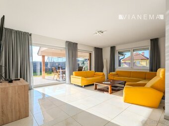 POUZE U NÁS Na prodej 5i velkorysý dům, Zamarovce, okres TN - 2