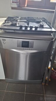 Trouba, plynový sporák, deska, dřez, myčka. - 2