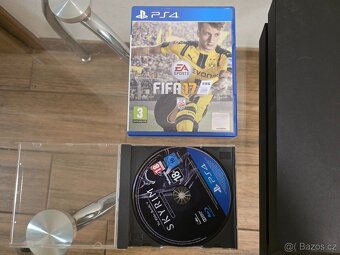PlayStation 4 - 1TB + 1x ovladač+ kabely + 2 Hry - 2