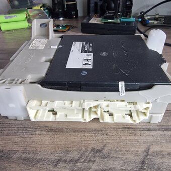 Pojistkova skrin  komfortni jednotka Toyota Yaris Auros RAV4 - 2