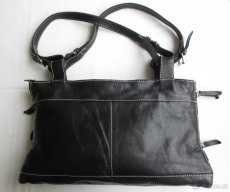 Kabelka přes rameno nebo zápěstí, černá kůže. - 2