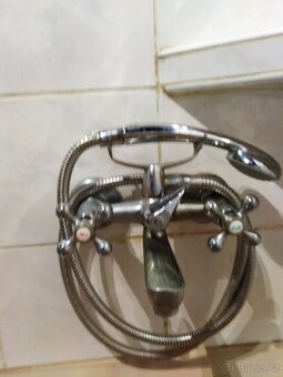 Sprchová baterie a umyvadlo s nohou - 2