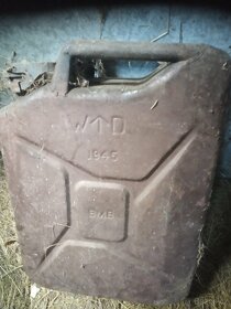 Prodam tyto dva stare plechove 20L.kanystry. - 2