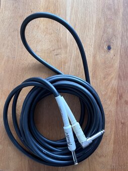 Prodám stojan na elektrickou kytar a kabel Fender - 2