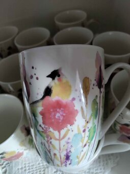 Porcelánový hrnek s květy a ptáčky - 2