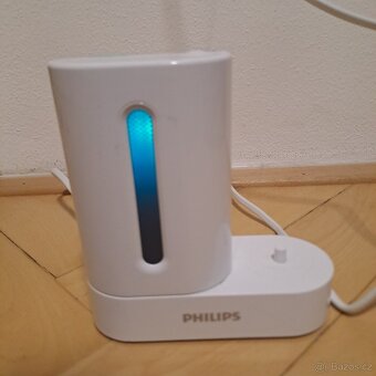 Nabíjecí a čistící stanice na elektrický kartáček Sonicare - 2