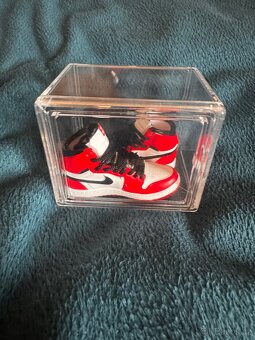 Miniatury ikonických tenisek Air Jordan 1 Chicago - 2