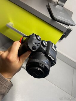 Canon EOS R10 a objektiv RF 50mm f/1.8 STM - 2