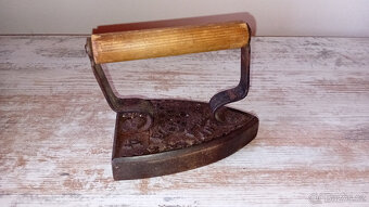 Prodám pěknou starou litinovou žehličku 2 - 2