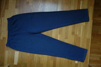 Tmavě šedé dívčí tepláky vel.151/160 - 2